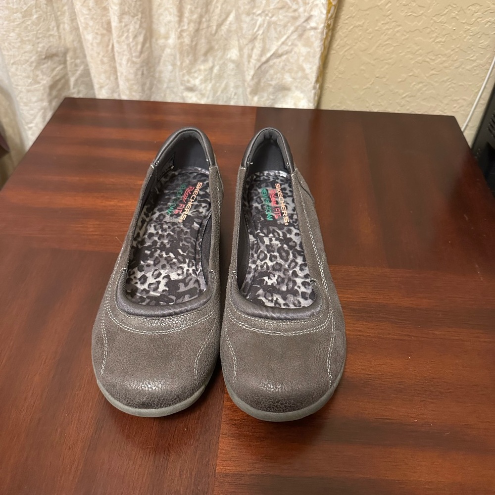 Skechers Women Size 8.5 Slip On with Memory Foam Shoes Gray Great Condition